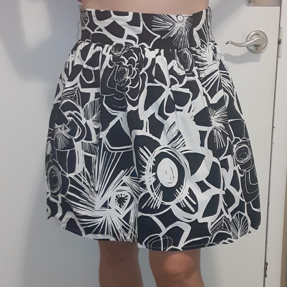 le chateau Dresses & Skirts - ⭐Host Pick⭐ Le Chateau Black & White Floral Skirt